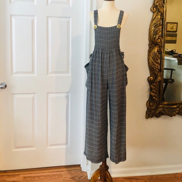 💥VINTAGE ROMPER W/ GOLD BUTTONS 💥 - Picture 2 of 7